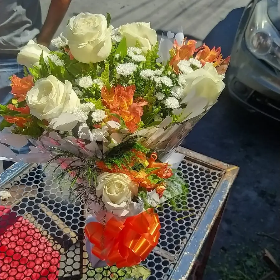 Rosas brancas e astromélias — publicação original da Flor do Campo