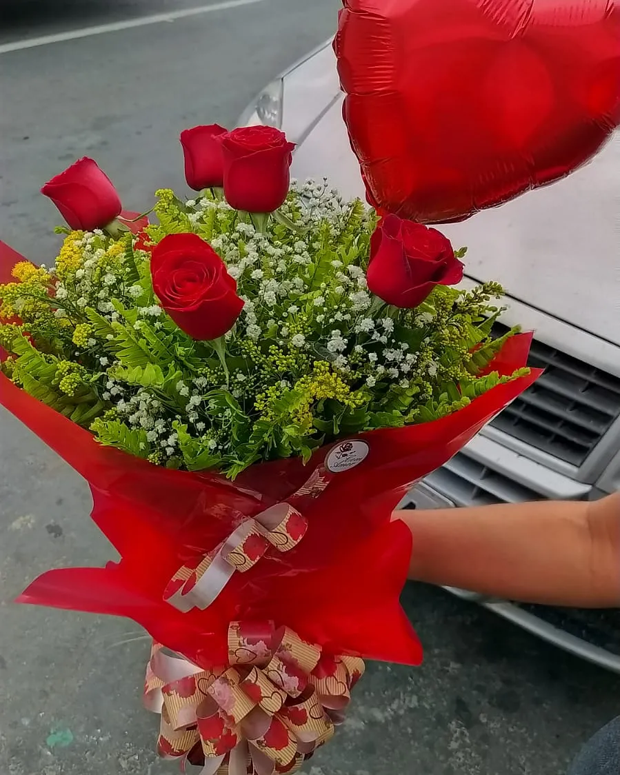 Rosas e balão de coração — publicação original da Flor do Campo