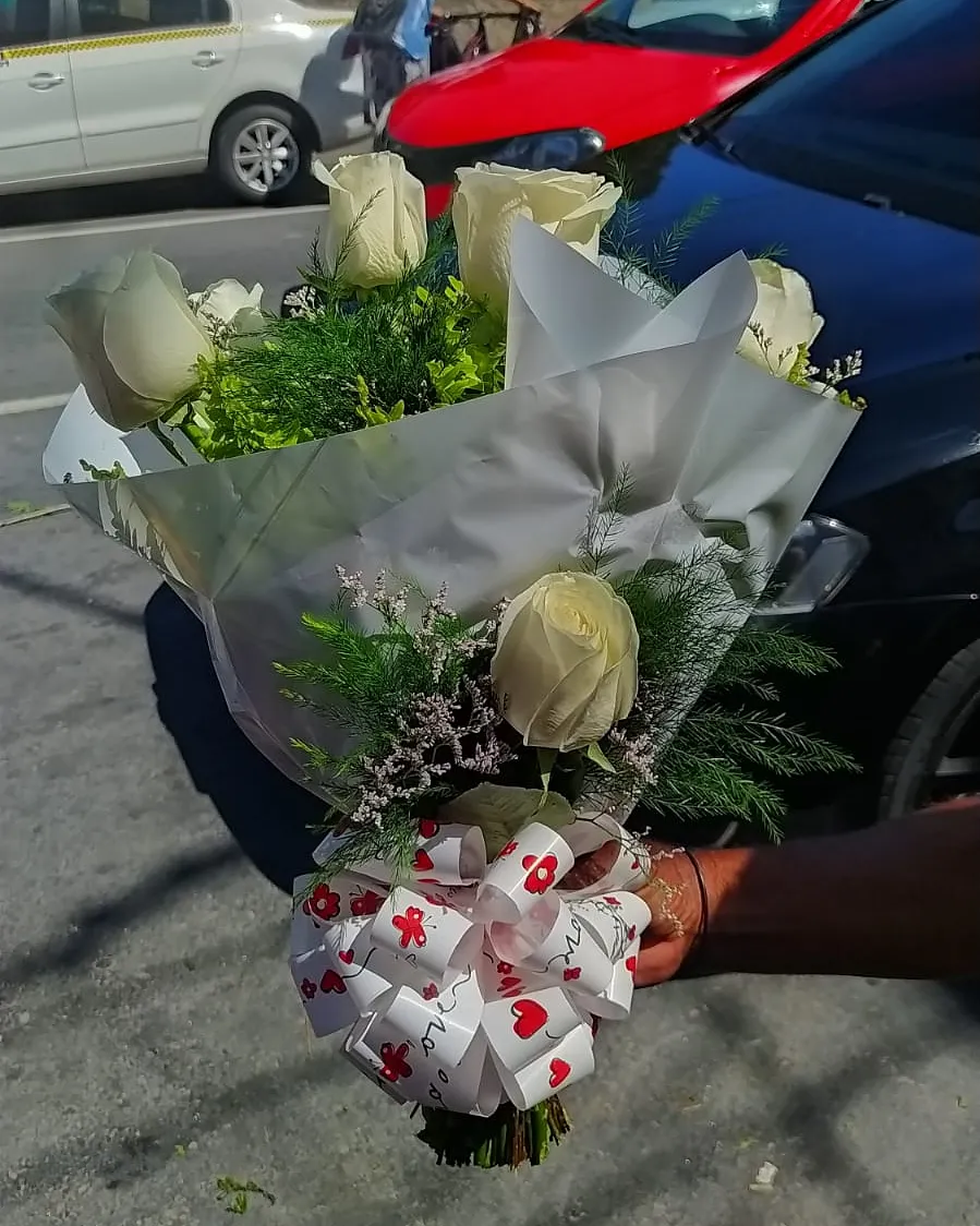 Buquê de rosas brancas — publicação original da Flor do Campo