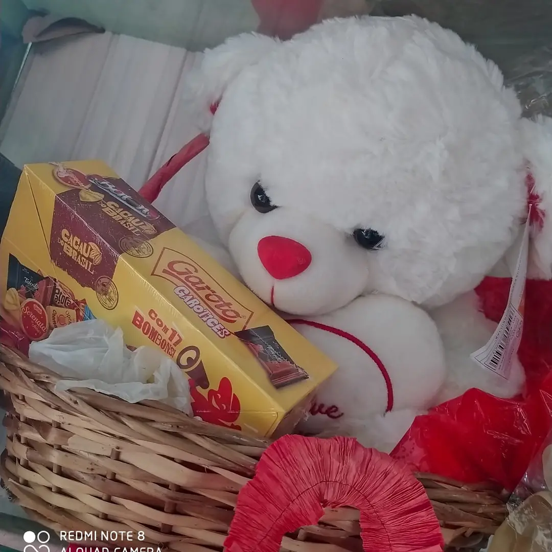 Cesta com urso e chocolates — publicação original da Flor do Campo