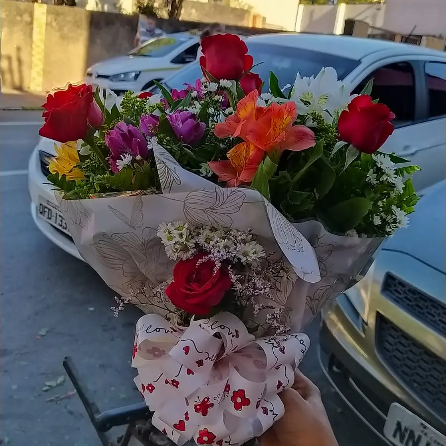 Rosas e astromélias coloridas — publicação original da Flor do Campo