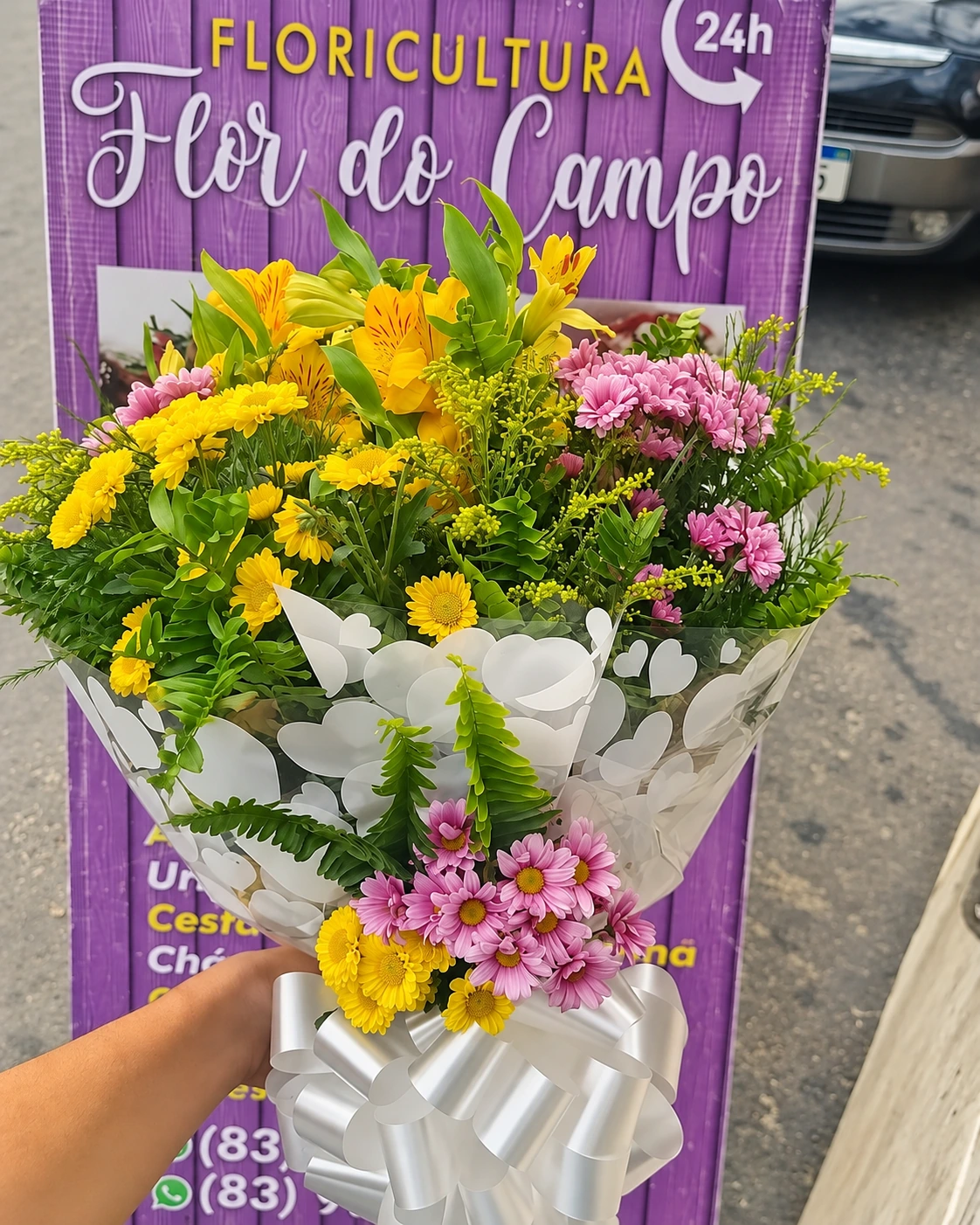 Buquê de flores amarelas e lilases com laço branco