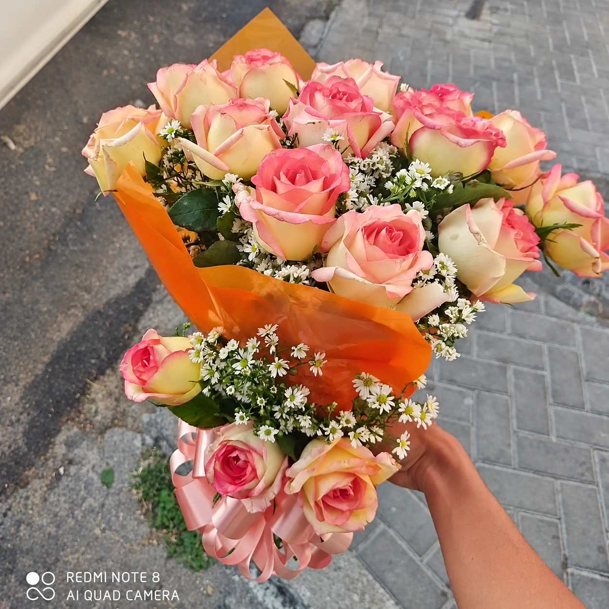 Rosas bicolores com embalagem laranja da Flor do Campo